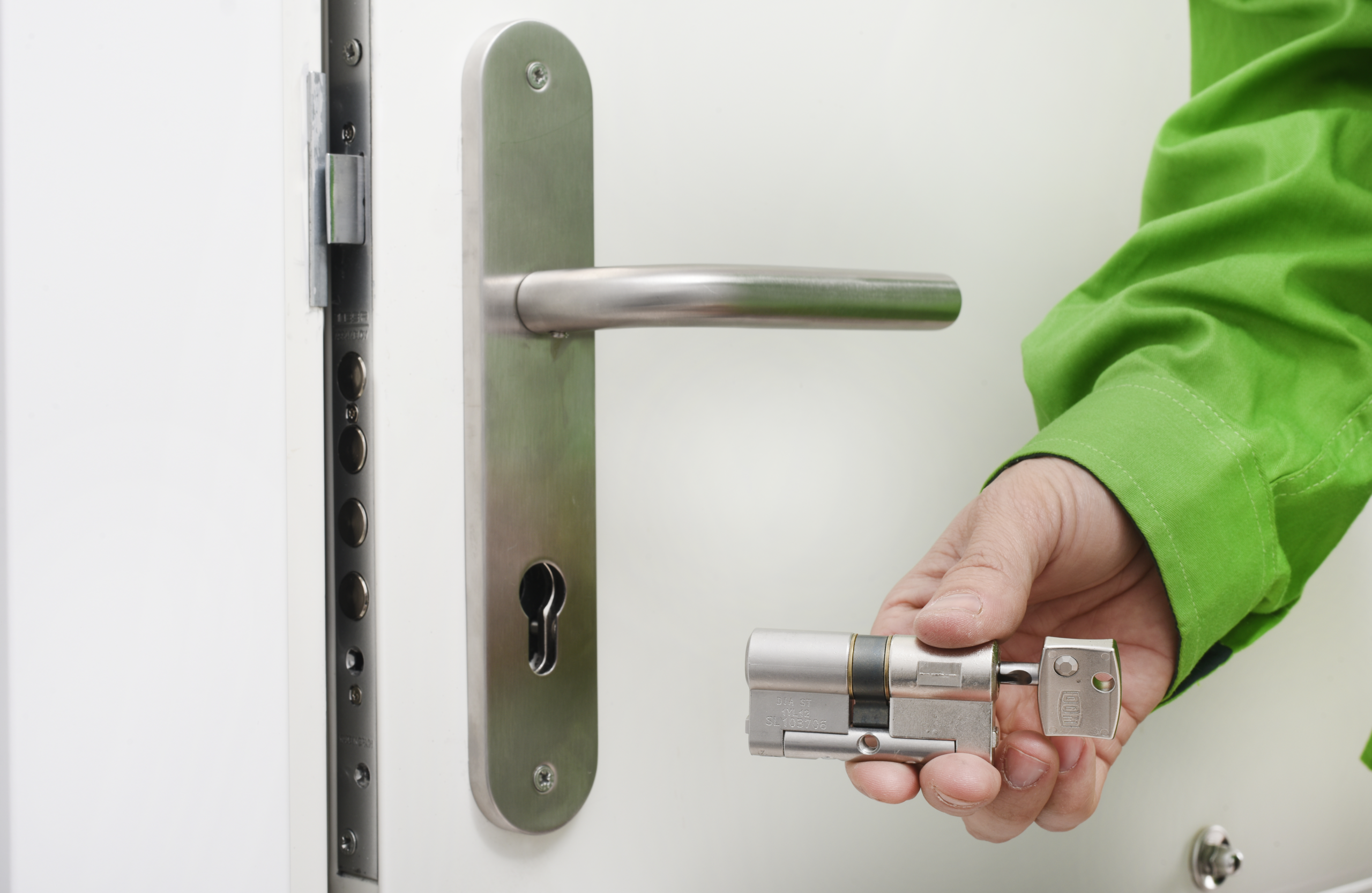 Cuales son las cerraduras de seguridad mas efectivas para hogares Barcelona scaled - &iquest;Cu&aacute;les son las cerraduras de seguridad m&aacute;s efectivas para hogares en Barcelona?