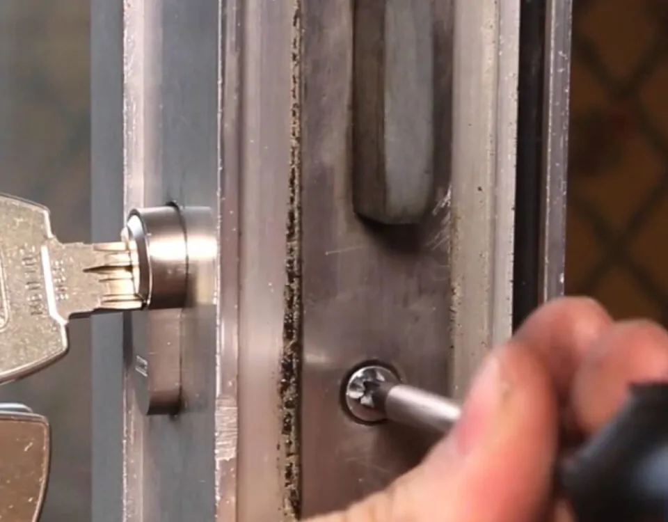 Cuales son las cerraduras de seguridad mas efectivas para hogares en Barcelona 960x750 - ¿Cuáles son las cerraduras de seguridad más efectivas para hogares en Barcelona?